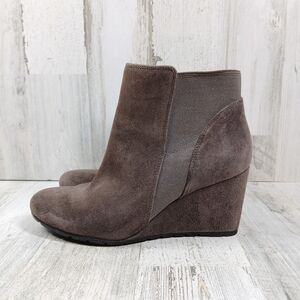 Clarks‎ Artisan Mazlyn Wedge Taupe Suede Ankle Boots Side Stretch Panel #475